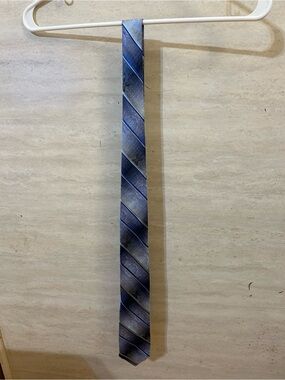 NWT- Van Heusen BIG MEDALLION STRIPE 100% Silk